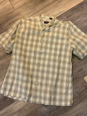 Izod Men's Short-Sleeve Plaid Button-Down Shirt in Beige and Light Green
